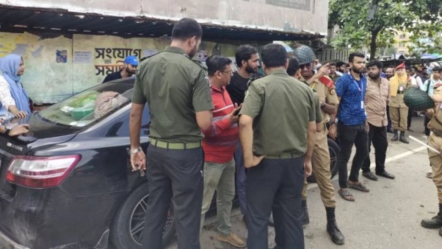 অর্থ-স্বর্ণালংকার নিয়ে সপরিবারে ভারতে পালাচ্ছিলেন, শিক্ষার্থীদের হাতে আটক - দৈনিকশিক্ষা