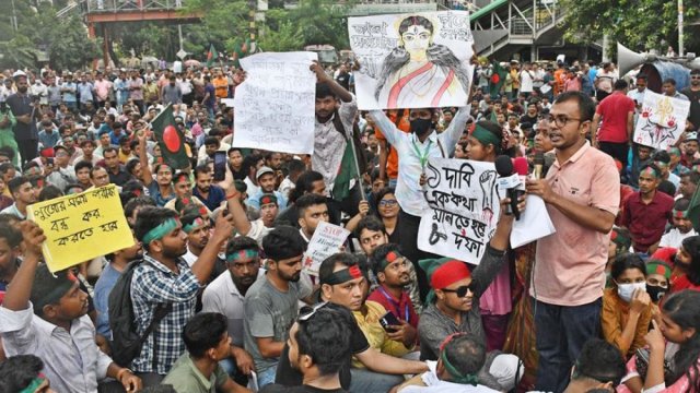 সংখ্যালঘু নির্যাতন বন্ধসহ ৮ দাবিতে শাহবাগ অবরোধ - দৈনিকশিক্ষা