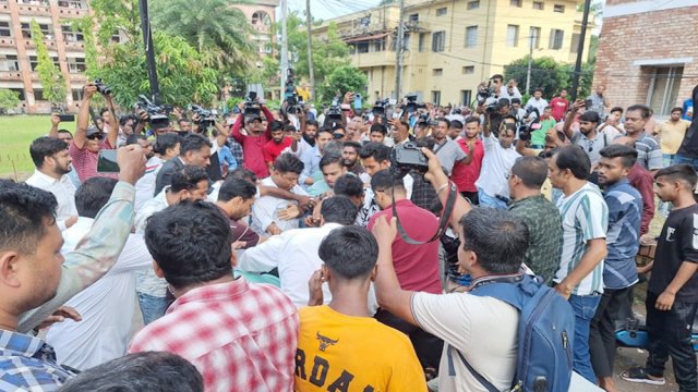 বরিশালে আদালত প্রাঙ্গণে কাউন্সিলর ও আ.লীগ নেতাকে মারধর - দৈনিকশিক্ষা