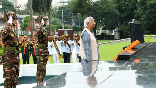 সশস্ত্র বাহিনীর বীর শহীদদের প্রতি প্রধান উপদেষ্টার শ্রদ্ধা - দৈনিকশিক্ষা