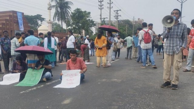 শ্রমিক হত্যার বিচারের দাবিতে জাবি শিক্ষার্থীদের মহাসড়ক অবরোধ - দৈনিকশিক্ষা