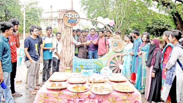 খুবিতে শিক্ষার্থীদের আয়োজনে পিঠা উৎসব - দৈনিকশিক্ষা