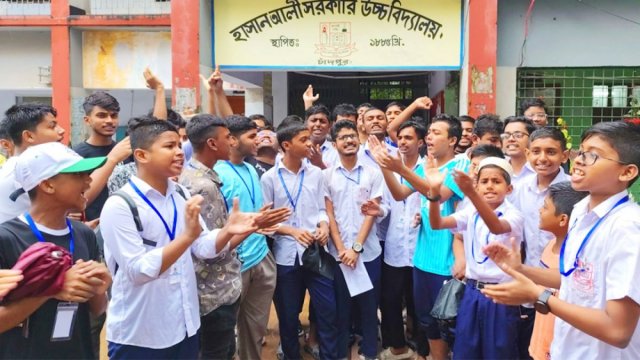 প্রধান শিক্ষকের পদত্যাগ দাবিতে চাঁদপুরে বিক্ষোভ