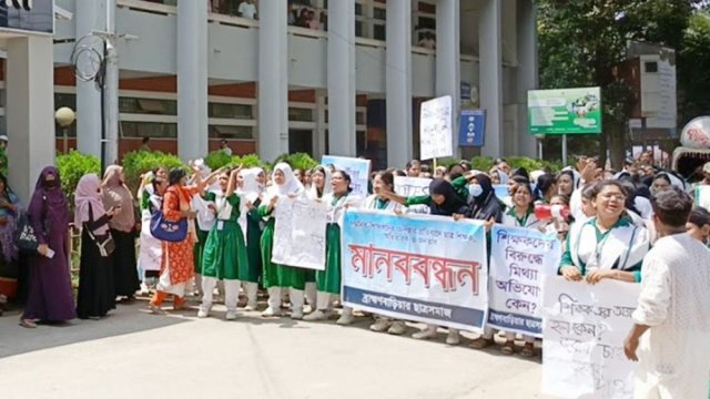 শিক্ষক হে*নস্তার প্রতিবাদে ছাত্রীদের বিক্ষোভ