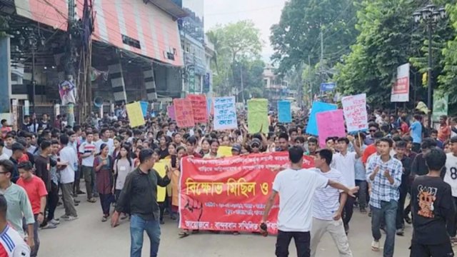 পাহাড়িদের বাড়িতে হামলার প্রতিবাদে বান্দরবানে শিক্ষার্থীদের বিক্ষোভ - দৈনিকশিক্ষা