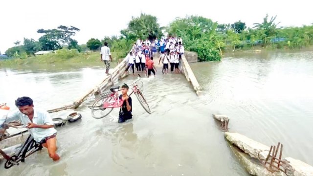 ভাঙা সেতুতে শিক্ষার্থীদের সীমাহীন দুর্ভোগ