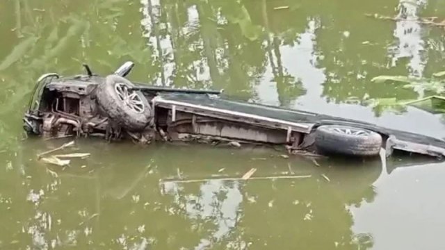 মাইক্রোবাসের ধাক্কায় প্রাণ গেল ৪ স্কুল শিক্ষার্থীর - দৈনিকশিক্ষা