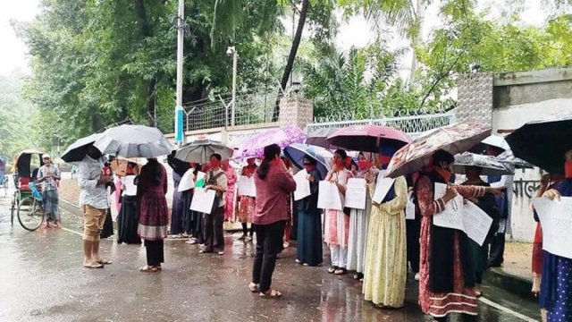 ঢাবিতে বৈধ সিটের দাবিতে শিক্ষার্থীদের মানববন্ধন