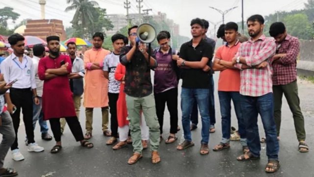 আওয়ামী লীগ নিষিদ্ধের দাবিতে জাবি শিক্ষার্থীদের মহাসড়ক অবরোধ - দৈনিকশিক্ষা