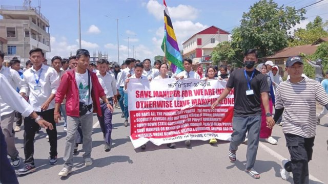 ভারতের পতাকা নামিয়ে নতুন পতাকা উড়াল মণিপুরের শিক্ষার্থীরা