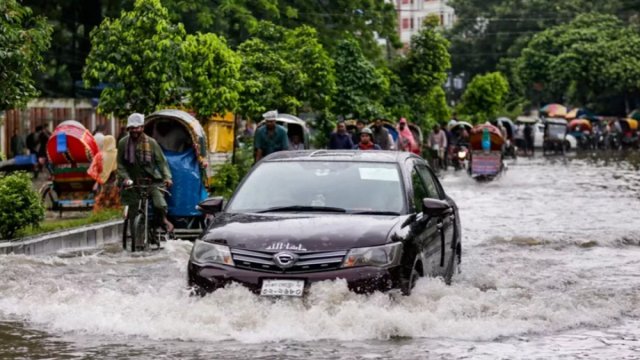 Incessant rains throw life out of gear in Dhaka