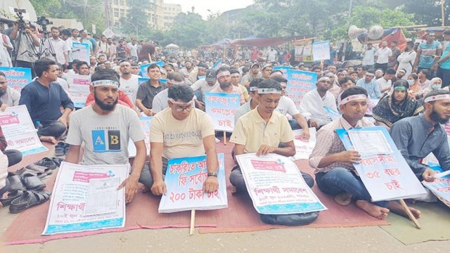 Extending govt age limit: Jobseekers stage sit-in at Shahbagh demanding notification - Dainikshiksha