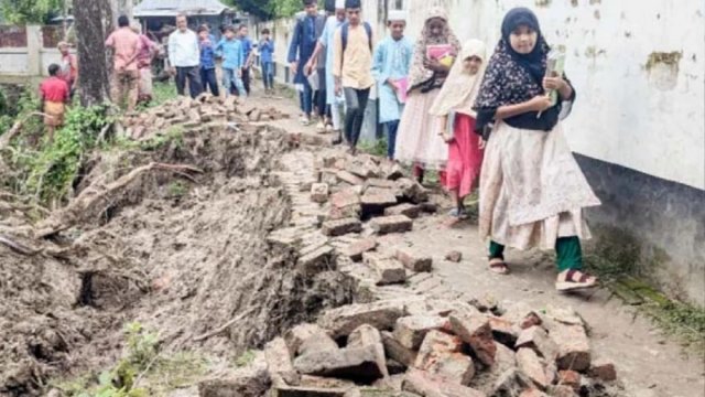 রাস্তা ভেঙে পুকুরে বড়াইগ্রামে শিক্ষার্থীদের দুর্ভোগ - দৈনিকশিক্ষা