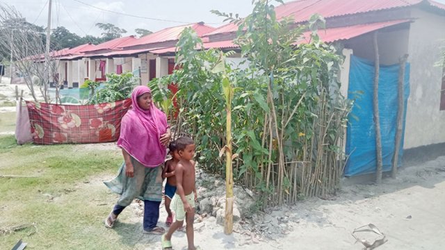 ঝালকাঠিতে শিক্ষা বঞ্চিত সুগন্ধিয়া আবাসনের শিশুরা