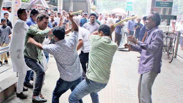 বিক্ষোভ ও দাবি জানাতে এসে মা*রধরের শিকার