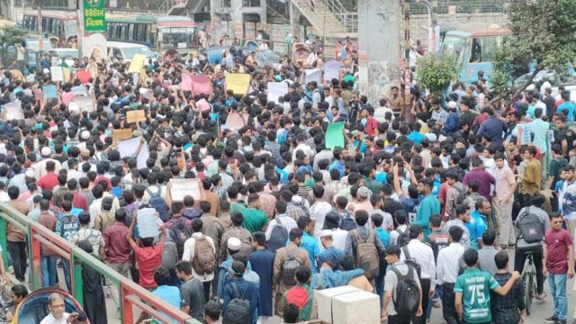 সাইন্সল্যাব মোড়ে সাত কলেজের শিক্ষার্থীদের অবস্থান, তীব্র যানজটে ভোগান্তি - দৈনিকশিক্ষা