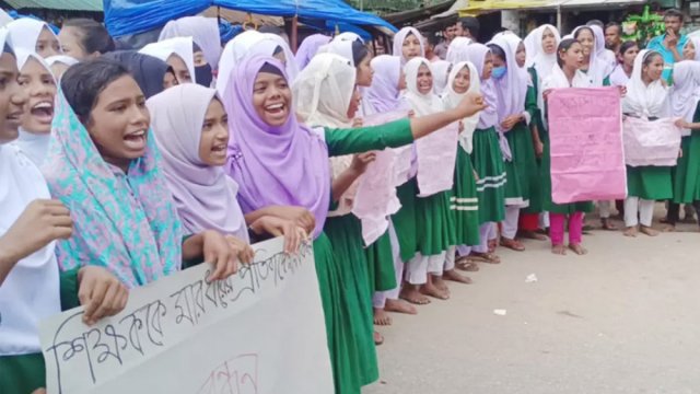 শিক্ষককে মারধর করায় ঠাকুরগাঁওয়ে শিক্ষার্থীদের মানববন্ধন - দৈনিকশিক্ষা