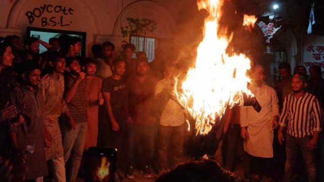 রাষ্ট্রপতির কুশপুতুল দাহ ছাত্র অধিকার পরিষদের - দৈনিকশিক্ষা