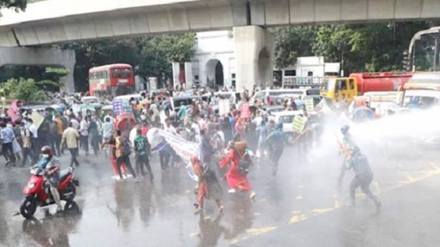 ৩৫ প্রত্যাশীদের আন্দোলনে পুলিশের লাঠিচার্জ - দৈনিকশিক্ষা