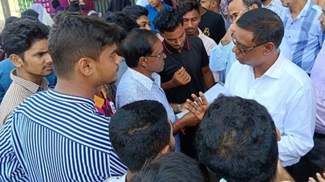 ফের ময়মনসিংহ বোর্ড ঘেরাও ফেল করা শিক্ষার্থীদের - দৈনিকশিক্ষা