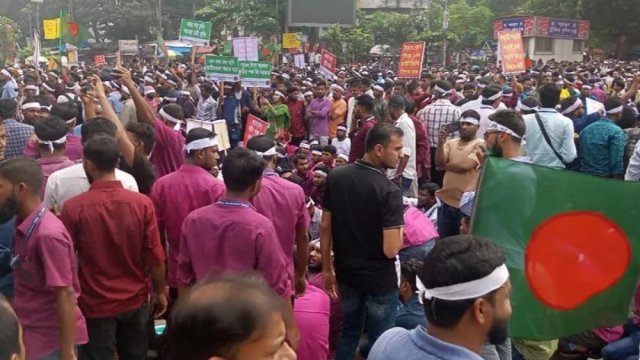 Outsourcing workers block Shahbagh demanding job nationalisation - Dainikshiksha