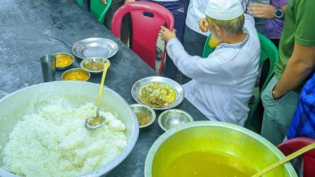 ডাইনিংয়ে নিম্নমানের খাবার, ম্যানেজারকেই খাওয়ালেন শিক্ষার্থীরা - দৈনিকশিক্ষা