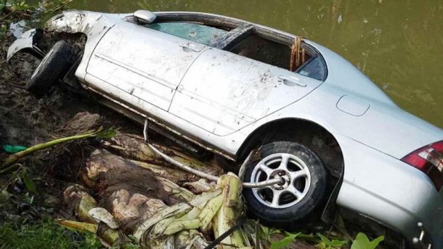 পিরোজপুরে প্রাইভেটকার খালে পড়ে নি*হত ৮ - দৈনিকশিক্ষা