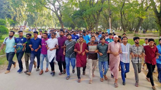 চবি শিক্ষার্থীদের ওপর ছাত্রলীগের হা*মলায় ইবিতে প্রতিবাদ - দৈনিকশিক্ষা