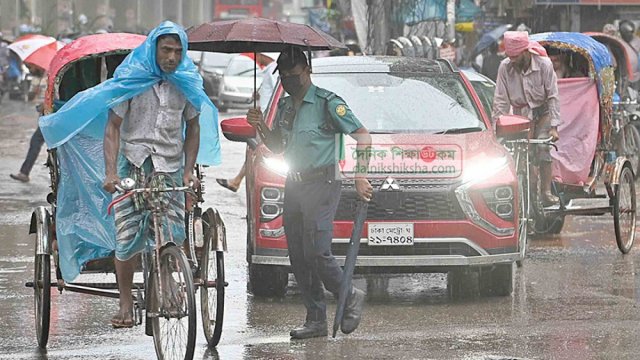 ঘূর্ণিঝড় দানার প্রভাবে রাজধানীতে অবিরাম বৃষ্টি - দৈনিকশিক্ষা