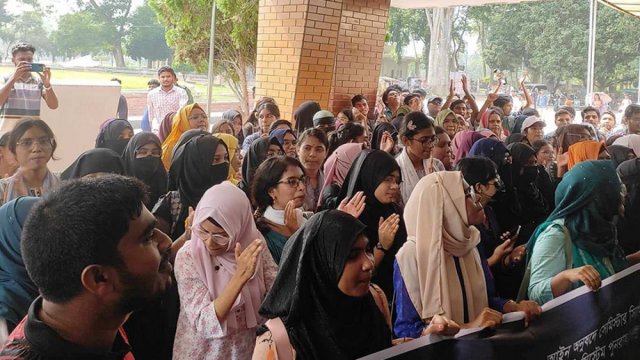 সেমিস্টার পদ্ধতি বাতিলের দাবিতে রাবি শিক্ষার্থীদের অনশন - দৈনিকশিক্ষা