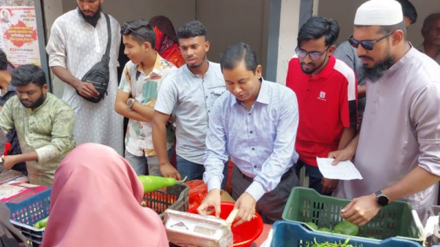 ছাত্রদের উদ্যোগে ৫০ টাকা পর্যন্ত কম দামে সবজি বিক্রি, ক্রেতাদের ভিড় - দৈনিকশিক্ষা