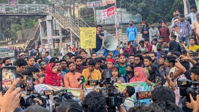 উপদেষ্টার বিবৃতিতে হতাশ সাত কলেজ শিক্ষার্থীরা, রোববার ফের ব্লকেড - দৈনিকশিক্ষা