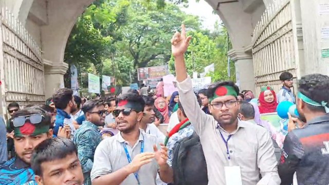 স্বতন্ত্র বিশ্ববিদ্যালয়ের দাবিতে সাত কলেজ শিক্ষার্থীদের বিক্ষোভ - দৈনিকশিক্ষা