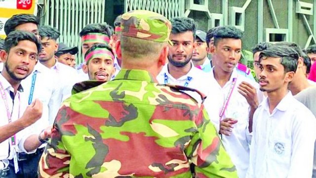 বিনা টিকিটে খেলা দেখতে না পেরে শিক্ষার্থীদের বিক্ষোভ - দৈনিকশিক্ষা