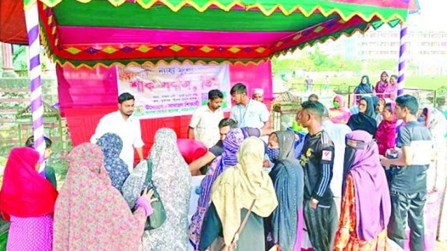 ‘সিন্ডিকেট ভাঙতে’ ন্যায্যমূল্যে শাকসবজি বিক্রি করছেন শিক্ষার্থীরা - দৈনিকশিক্ষা