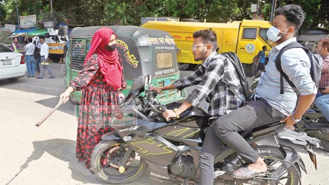 ট্রাফিক নিয়ন্ত্রণে শিক্ষার্থীরা, রোজ সম্মানী পাবেন ৫০০ টাকা - দৈনিকশিক্ষা