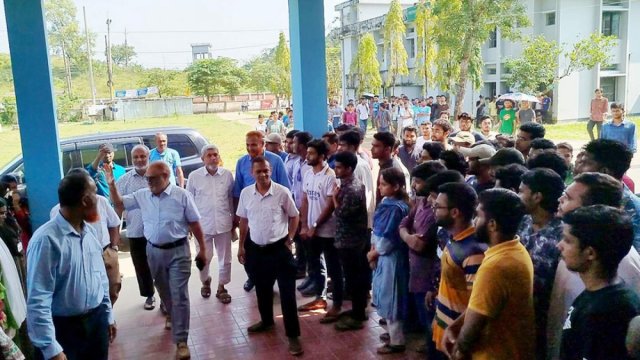 প্রক্টর-রেজিস্ট্রারের পদত্যাগসহ ৮ দাবি সিকৃবি শিক্ষার্থীদের - দৈনিকশিক্ষা