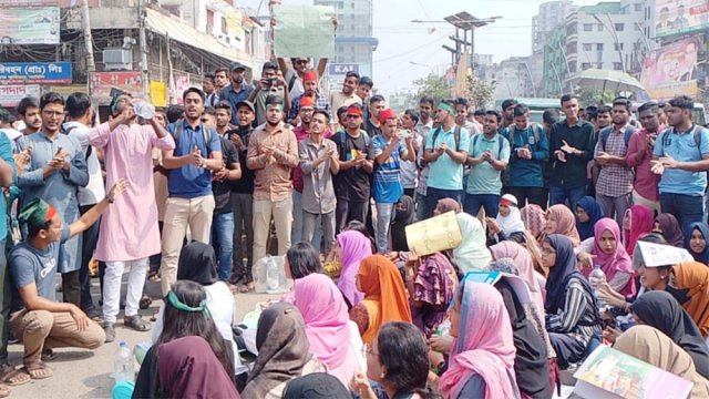 দ্বিতীয় ক্যাম্পাস দাবিতে তাতীবাজার মোড় অবরোধ জবি শিক্ষার্থীদের - দৈনিকশিক্ষা