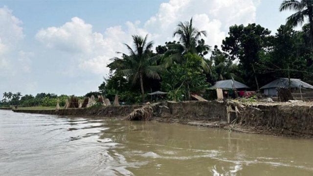 মধুমতির ভাঙনে বিলীনের শঙ্কায় স্কুল-মাদরাসা-মসজিদ - দৈনিকশিক্ষা