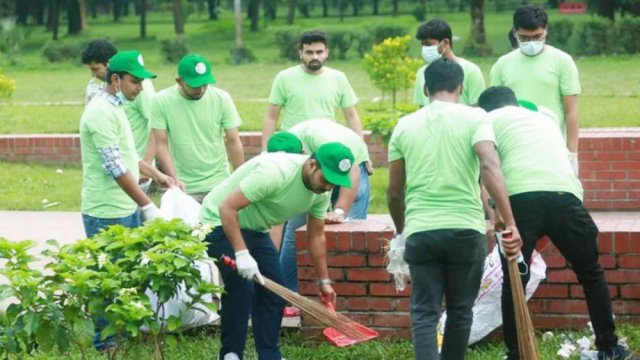 জিয়াউর রহমানের মাজার প্রাঙ্গণ পরিষ্কার করলো ছাত্রদল