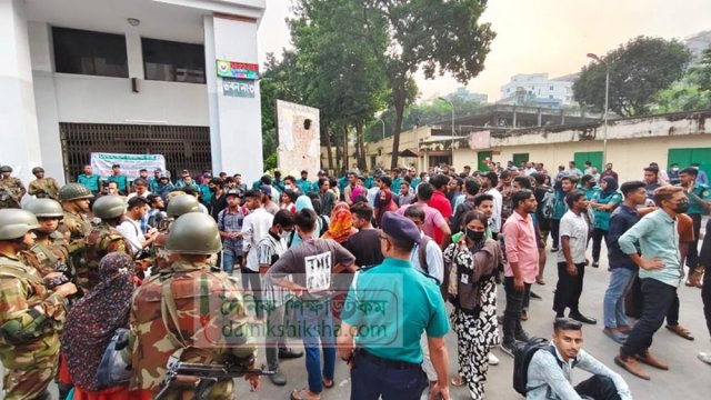 ঢাকা বোর্ডের ভেতরে শিক্ষার্থীদের বিক্ষোভ, ‘হা*মলায়’ আহ*ত কয়েকজন