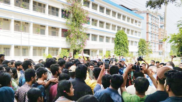 সিকৃবিতে প্রশাসনিক ভবনে তালা, বন্ধ ক্লাস-পরীক্ষা - দৈনিকশিক্ষা