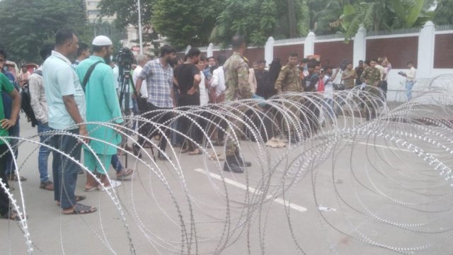 বঙ্গভবনের সামনে কাঁটাতারের বেড়া, নিরাপত্তা জোরদার - দৈনিকশিক্ষা