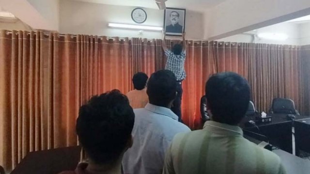 Portrait of Bangabandhu removed from JU council room