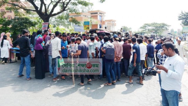 চালক গ্রেফতার না হওয়ায় ফের মহাসড়ক অবরোধ ববি শিক্ষার্থীদের - দৈনিকশিক্ষা