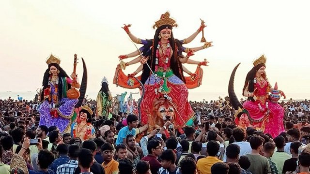 কক্সবাজার সৈকতে লাখো মানুষের উপস্থিতিতে প্রতিমা বিসর্জন - দৈনিকশিক্ষা