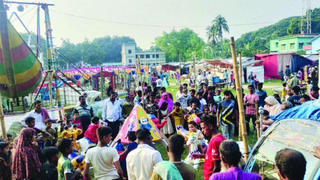 বিদ্যালয় মাঠ দখল করে মেলা, শৃঙ্খলা অবনতির শঙ্কা - দৈনিকশিক্ষা