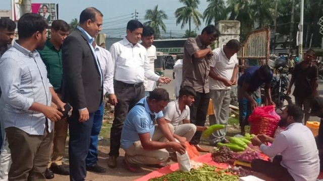 Students begin selling essential commodities in Khulna - Dainikshiksha