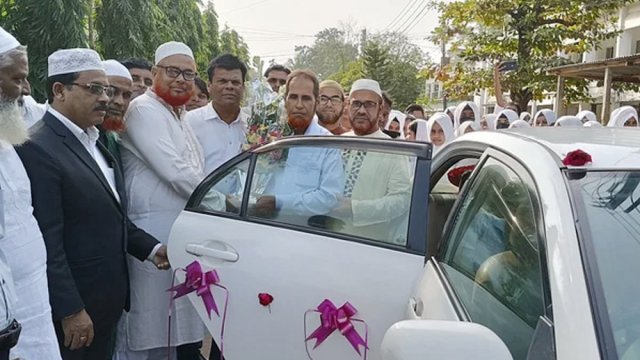 বিদায় অনুষ্ঠান শেষে প্রাইভেট কারে বাড়ি ফিরলেন শিক্ষক - দৈনিকশিক্ষা