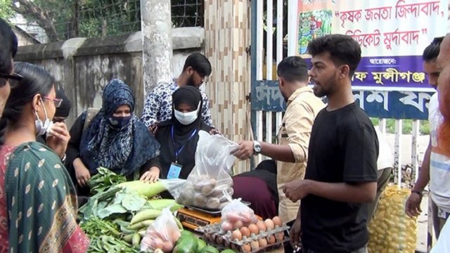 বিনা লাভে নিত্যপণ্য বিক্রি করছেন শিক্ষার্থীরা - দৈনিকশিক্ষা